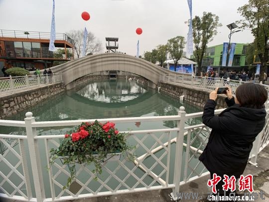 該橋位于上海智慧灣科創(chuàng)園?！】涤裾?攝