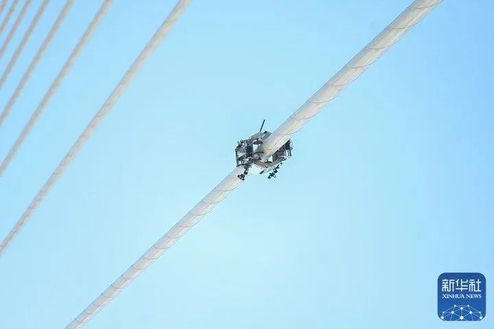 福州使用爬索機(jī)器人對(duì)平潭海峽公鐵跨海大橋斜拉索外觀進(jìn)行觀測(cè)檢查