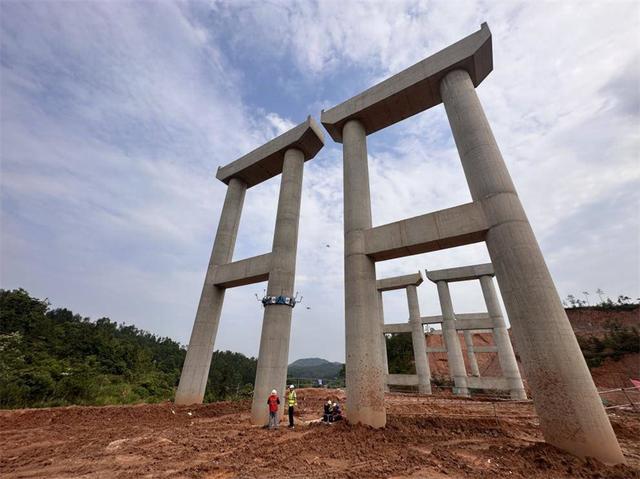 江西使用高墩機(jī)器人對(duì)橋梁墩柱進(jìn)行“把脈”檢測(cè)