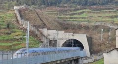 春運(yùn)故事丨修在隧道里的橋梁，他們常?！霸诳础?></div>
            <div   id=